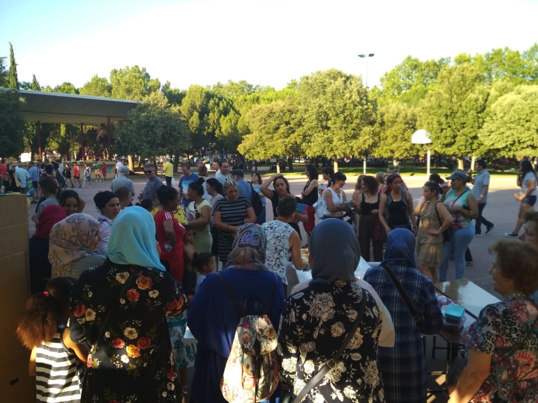 Fotografía del Parque de la Paz el día de la Jornada Intercultural, que presenta una multitud de personas de diversos orígenes