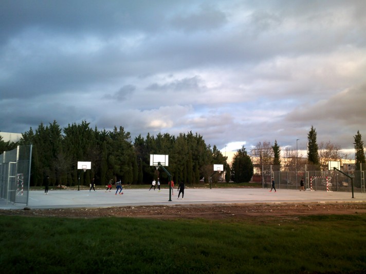 Gente jugando en la cancha nueva, donde hay un campo de fútbol sala y dos de baloncesto
