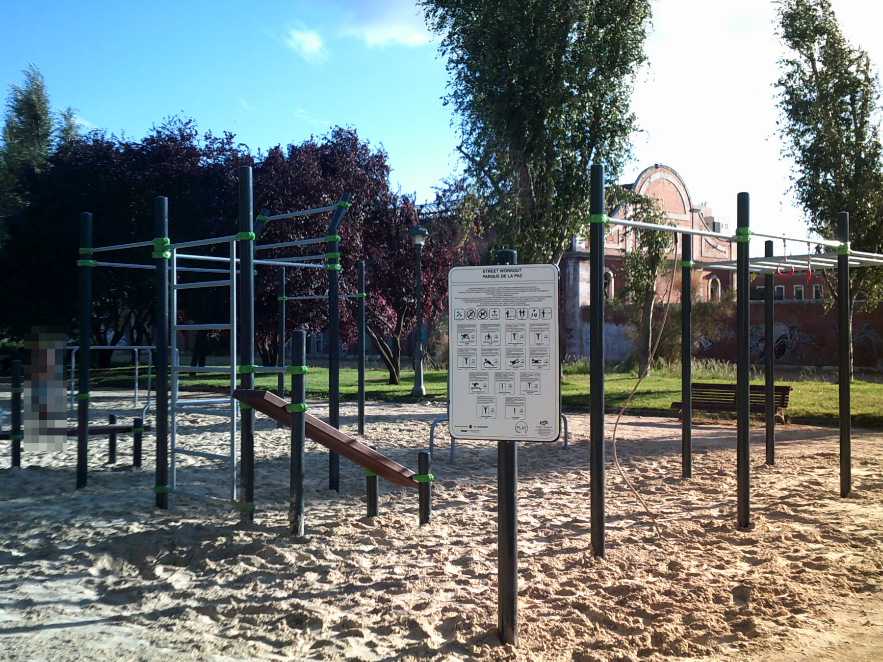 Instalación de workout en el parque de la Paz